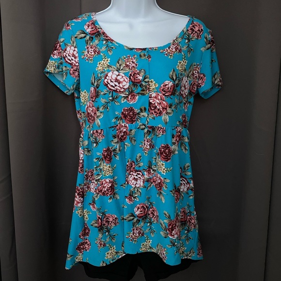 Woman’s top - Picture 1 of 3